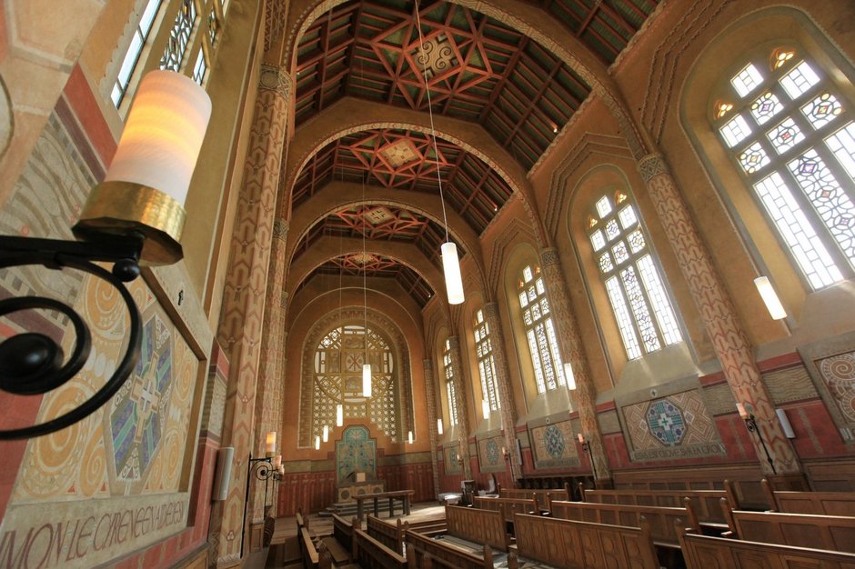 Une vue intérieure de la chapelle, ses décors réalisés par le mouvement breton Seiz breur