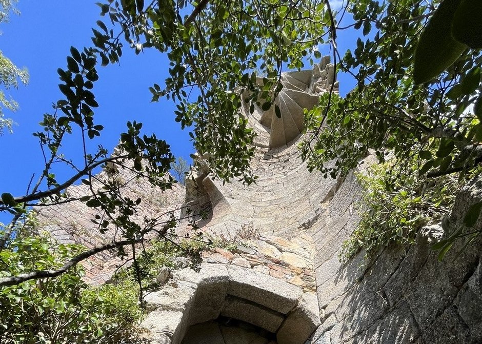Le haut de la tour moyenâgeuse de Cesson, en partie en ruines.